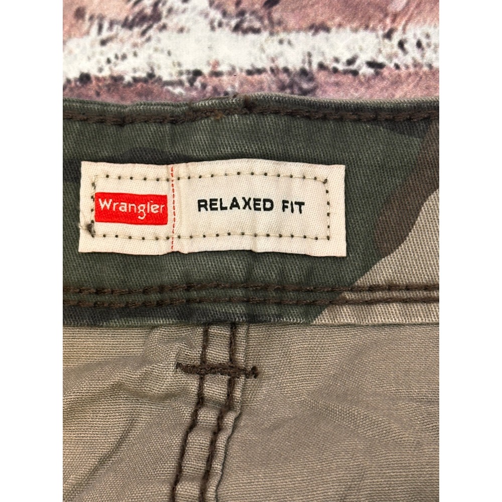 Wrangler Mens Five Star Heritage Relaxed Fit Camo Cargo Shorts Green 46 Waist - Picture 3 of 14